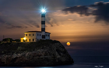 Lighthouse in Spain, island, lighthouse, moon, coast, light, Mallorca, Spain HD wallpaper