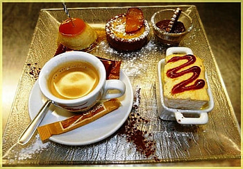 More than a coffee ..., coffee cakes, graphy, sweets, tasty, cup, coffee time, creams, cakes, eat, abstract, coffee, drink, drinking HD wallpaper