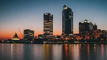 Milwaukee Skyline, City nightlife, Lively city streets, Entrancing view HD wallpaper