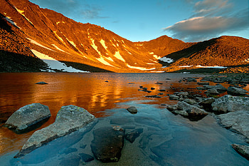 Glowing Mountains, golden, glowing, sunrays, beautiful, mountains, water, rocks, lake HD wallpaper