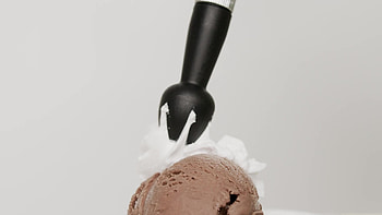 Whipped Cream, Chocolate ice cream, Squeezed swirls, Tempting treat HD wallpaper