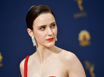 Rachel Brosnahan, Celebrity, Actress, American, Brunette, Earrings, Lipstick HD wallpaper