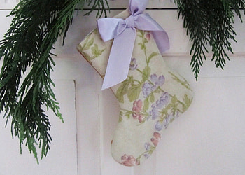 ๑๑ Adorable Christmas ๑๑, boots christmas, colors, floral, door, lavender, ornament, bow, pastel, ribbon, soft, traditional, print, pale purple, fir branch, pink, love, forever HD wallpaper