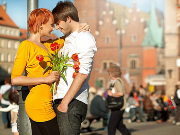 Couple hugging with flowers, Vibrant red hair, ultra , Mesmerizing beauty HD wallpaper