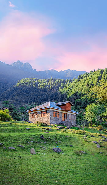 A que cabin nestled in lush greenery against majestic mountains at sunset, perfect for serene retreats. HD phone wallpaper