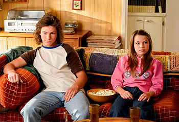 Young Sheldon - Family Couch Scene, TV Show, Young Sheldon HD wallpaper