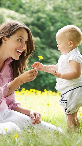 Baby Mom, Garden Background HD phone wallpaper