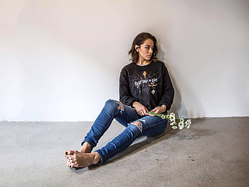 Chloe Bennet, Chloe, sweatshirt, model, , beautiful, actress, jeans, Bennet, 2019, feet HD wallpaper