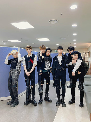 ENHYPEN, Talented boy group, Energetic performances, Positive fan reception HD phone wallpaper