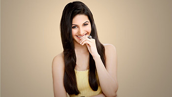 Amyra Dastur Cute, amyra-dastur, indian-celebrities, girls, desi-girls, smiling HD wallpaper