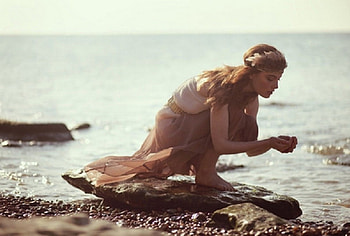 TREASURES FROM THE SEA, sea, lady, sea shells, beauty HD wallpaper