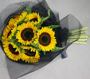 Sunny LOVE, sunshine, sunny, bouquet, black, entertainment, magnificent, arrangement, special, sunflower, fashion, brown, love, yellow, forever HD wallpaper