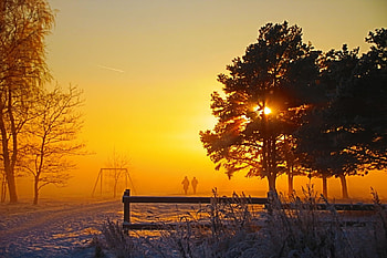 Winter at Latvia, fence, snow, trees, sun, persons, sunset HD wallpaper