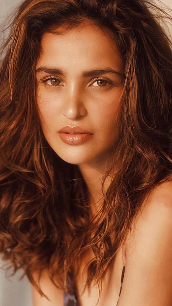 Aisha Sharma, Heroine HD phone wallpaper