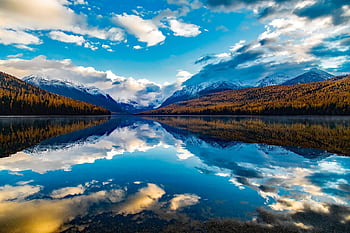 Breathtaking view of Lake McDonald with mountain reflection in Montana. HD wallpaper