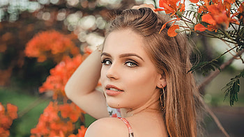 Blonde Girl Model Is Standing In Blur Bokeh Background Girls HD wallpaper