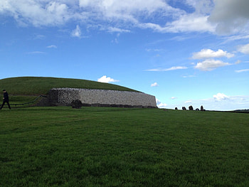 Newgrange, Ancient Celtic tomb, Pyramids of Giza, Ireland travel HD wallpaper