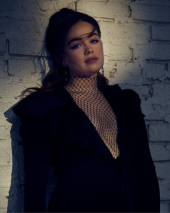 Mary mouser, standing, lip HD phone wallpaper