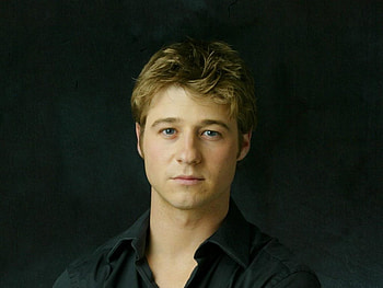 Benjamin McKenzie, blond hair, blue eyes, actor, cute, black shirt, male, handsome HD wallpaper