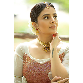 Sreemukhi, Telugu actress, lip HD phone wallpaper