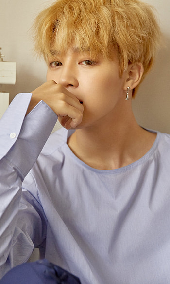 Golden K-Pop Melody K-Pop Idol Glow Soft Melodic, K-pop, singer, music, BTS HD phone wallpaper
