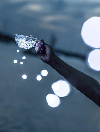 Glare, Shine, Light, Hand, Miscellanea, Miscellaneous, Cup, Garland HD phone wallpaper