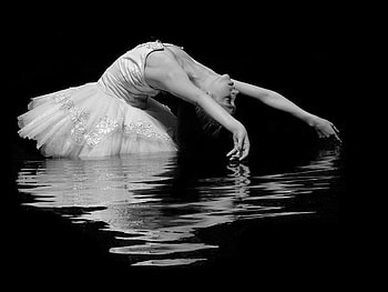 WHITE SWAN, graphy, dancer, bw, ballet, grace, beauty, woman, reflection HD wallpaper