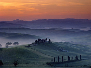 Low fog over Tuscany, hills, hilltop, house, grass, orange, mountain, mist, fog, field, lights, trees, sky, tuscany, countryside, sunset HD wallpaper