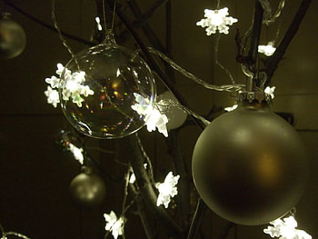 Bright Snowflakes, globes, lights, christmas, ornaments, festive, stars, lovely HD wallpaper