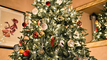 Garlands and baubles, Christmas Trees HD wallpaper
