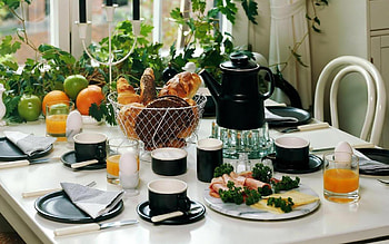 Family Breakfast in Sunday, sunday, breakfast, family, nice food, meeting, coffee, delicious, fruits HD wallpaper