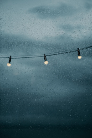 Drops, Miscellanea, Miscellaneous, Wet, Glass, Garland, Light Bulbs HD phone wallpaper