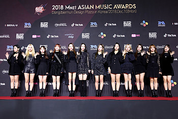 LOONA (K-pop), 365withLOONA, K-pop group, New single HD wallpaper