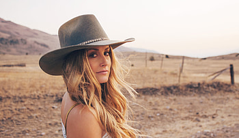 Ranch, cowgirls, blondes, hats HD wallpaper