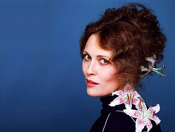 Faye Dunaway, profile, Dunaway, model, , beautiful, actress, 2019, Faye, face, flowers, hair HD wallpaper