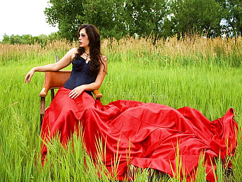 ENJOYING NATURE..., model, seatting, green, red, grass HD wallpaper