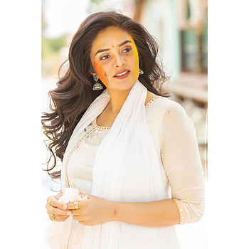 Sreemukhi, street fashion, thigh HD phone wallpaper
