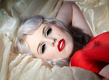 RED LIPS - MM, blond, saten, dress, woman, silk, look alike, mm, pretty, red, lips HD wallpaper