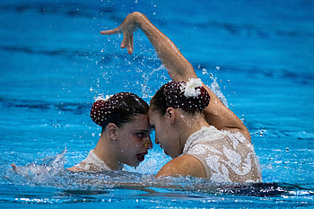 Unsettling melodies, Artistry in music, Emotive background, Synchronized aquatic art HD wallpaper