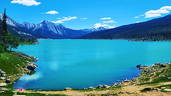 Maligne Lake in Alberta, national park, clouds, sky, mountains, canada HD wallpaper