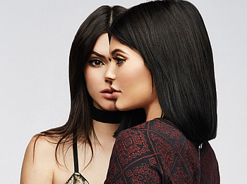 Kendall And Kylie Jenner Pac Sun 2017, kendall-jenner, kylie-jenner, celebrities, girls HD wallpaper
