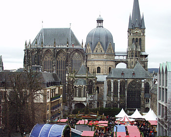 Christmas market with cathedral in Aachen, marke, religious, christmas, cathedral HD wallpaper