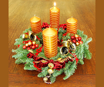 Christmas is coming, christmas, flames, green, red, candles, gold, wreath HD wallpaper