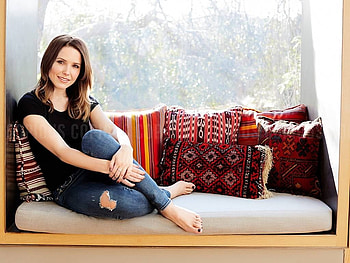 Sophia Bush, model, Bush, , beautiful, actress, jeans, Sophia, 2017, feet HD wallpaper