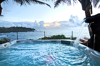 Evening Jacuzzi overlooking Beach and Ocean Big Island Hawaii, island, hawaii, beach, tub, big island, islands, ocean, sunset, swimming, luxury, exotic, hot, paradise, swim, polynesian, view, nature, hawaiian, pool, polynesia, sand, vista, set, relax, dusk, water, sun, sea, l, pacific, twlight, spa, evening HD wallpaper