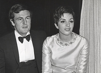 Liza Minnelli, Glittering facts, Tragic daughter, Hollywood legend HD wallpaper