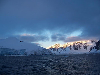 Light of Day Antartica, water, snow, sunrise, mountain HD wallpaper
