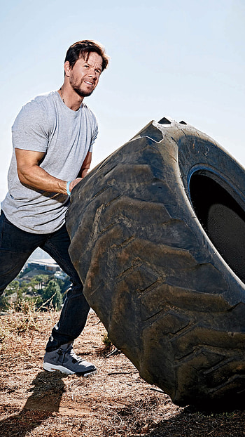 Mark Wahlberg, Men's Health, Xperia X, Monochrome HD phone wallpaper
