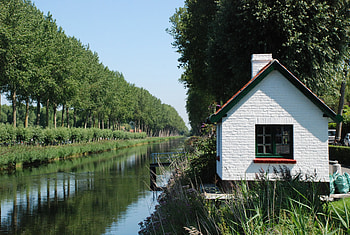 The old customs house on the canal., old, canal, trees, beautiful, tollbooth, water HD wallpaper