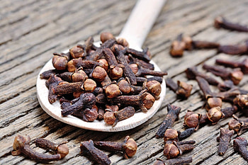 Cloves vs cinnamon, Spice showdown, Flavourful debate, Aromatic clash HD wallpaper